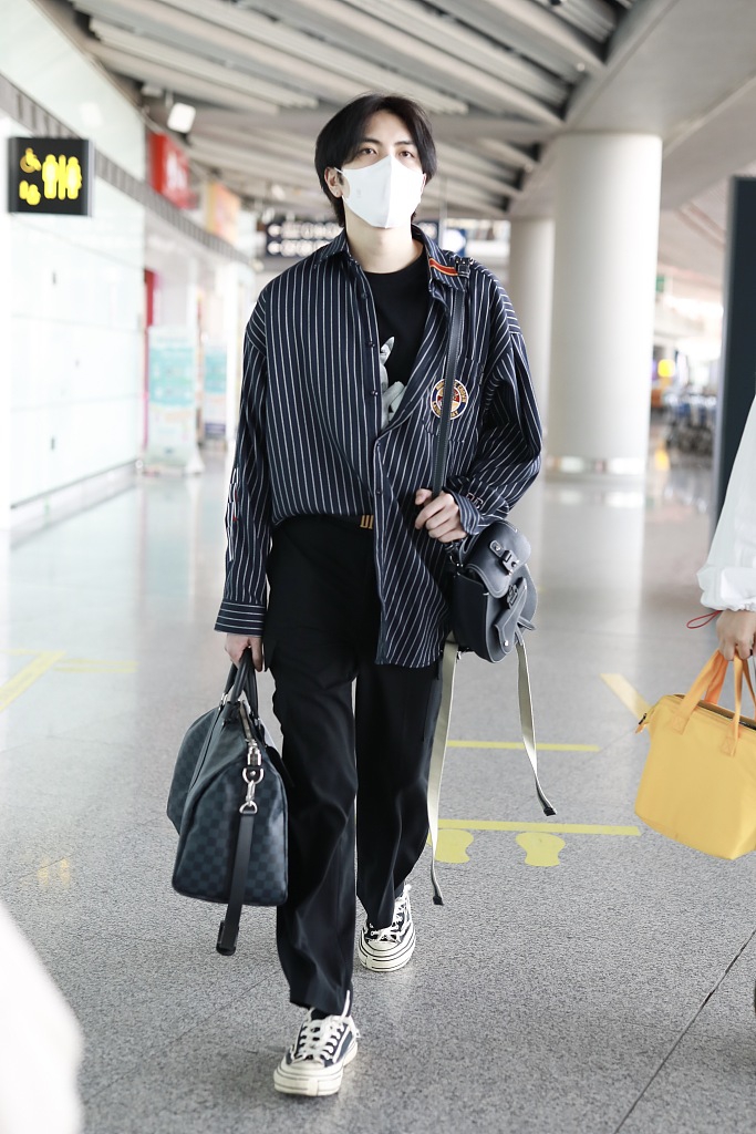 秦奋顺毛造型半塞衬衫乖帅有型 穿皮卡丘T恤暴露童心