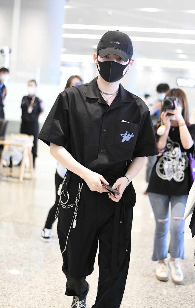 朱星杰全黑look变身酷盖 搭个性裤链大步疾走潇洒随性