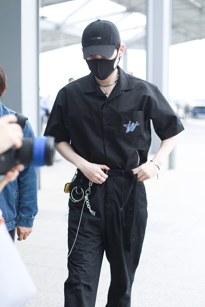 朱星杰全黑look变身酷盖 搭个性裤链大步疾走潇洒随性