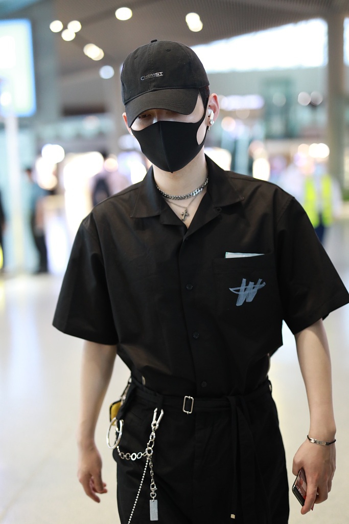 朱星杰全黑look变身酷盖 搭个性裤链大步疾走潇洒随性