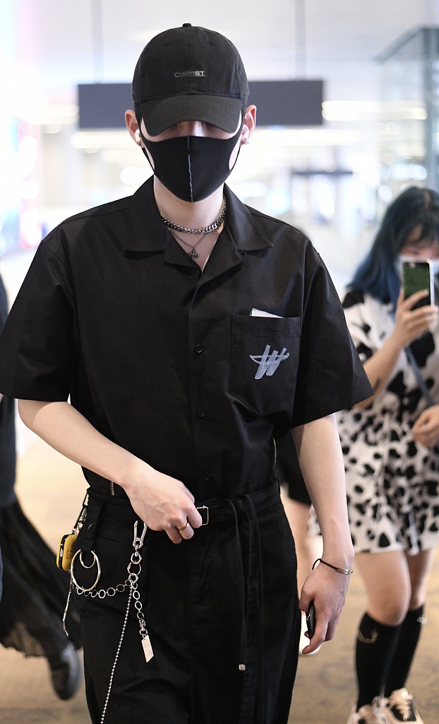 朱星杰全黑look变身酷盖 搭个性裤链大步疾走潇洒随性