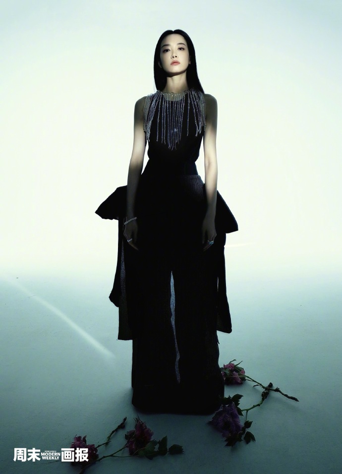 宋茜写真黑长直挑战盐系风格 黑白光影间眼神冷艳性感