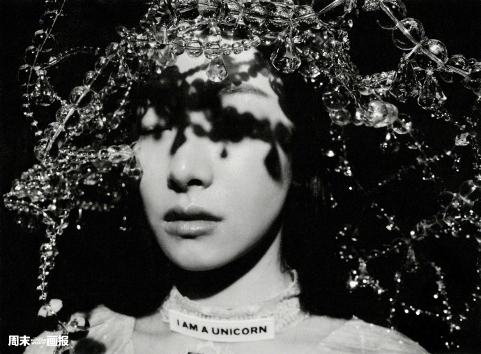 宋茜写真黑长直挑战盐系风格 黑白光影间眼神冷艳性感