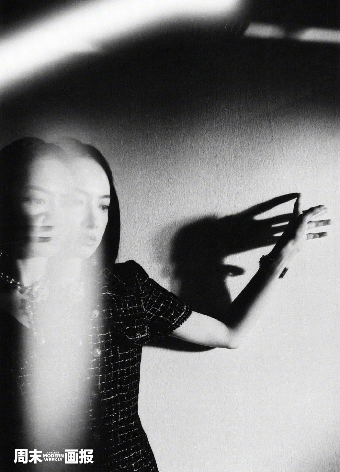 宋茜写真黑长直挑战盐系风格 黑白光影间眼神冷艳性感