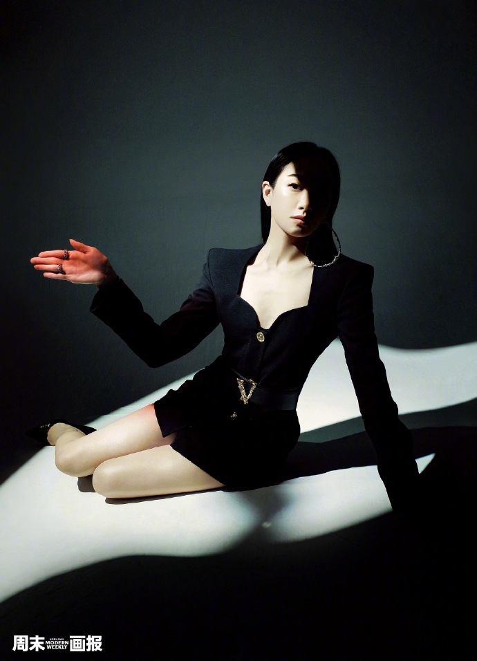 宋茜写真黑长直挑战盐系风格 黑白光影间眼神冷艳性感