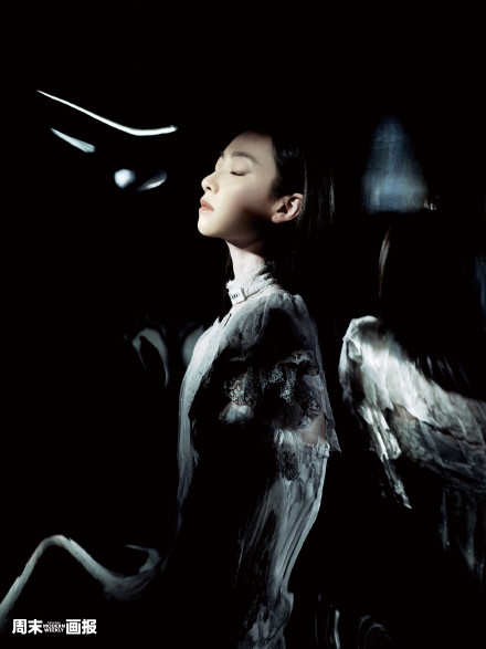 宋茜写真黑长直挑战盐系风格 黑白光影间眼神冷艳性感