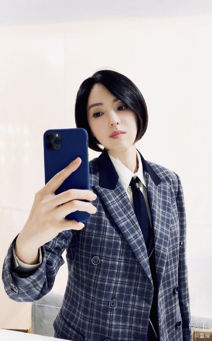 董璇入驻绿洲分享美照 留利落短发穿格子西装复古又文艺