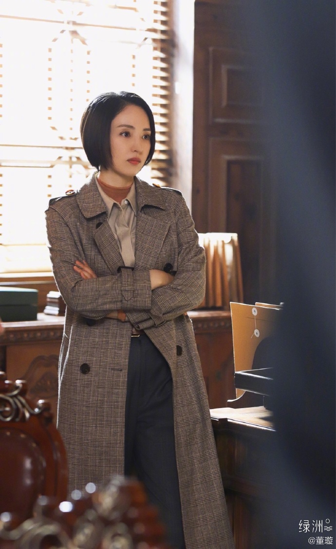 董璇入驻绿洲分享美照 留利落短发穿格子西装复古又文艺