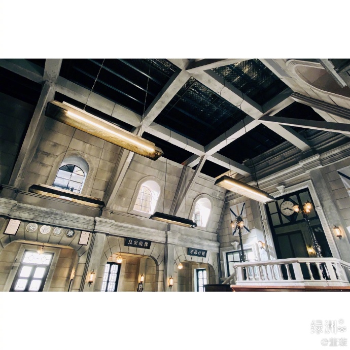 董璇入驻绿洲分享美照 留利落短发穿格子西装复古又文艺