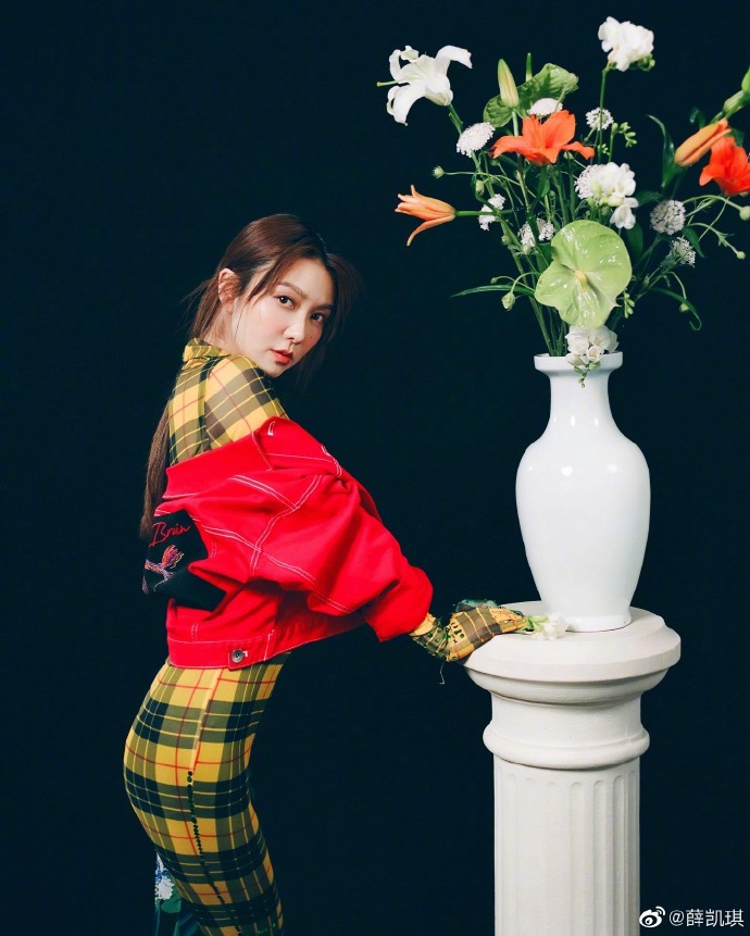 薛凯琪穿撞色连体裤诠释先锋时尚 吐舌搞怪酷劲十足