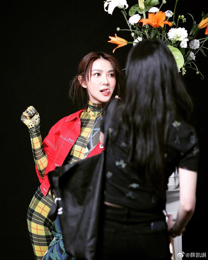 薛凯琪穿撞色连体裤诠释先锋时尚 吐舌搞怪酷劲十足