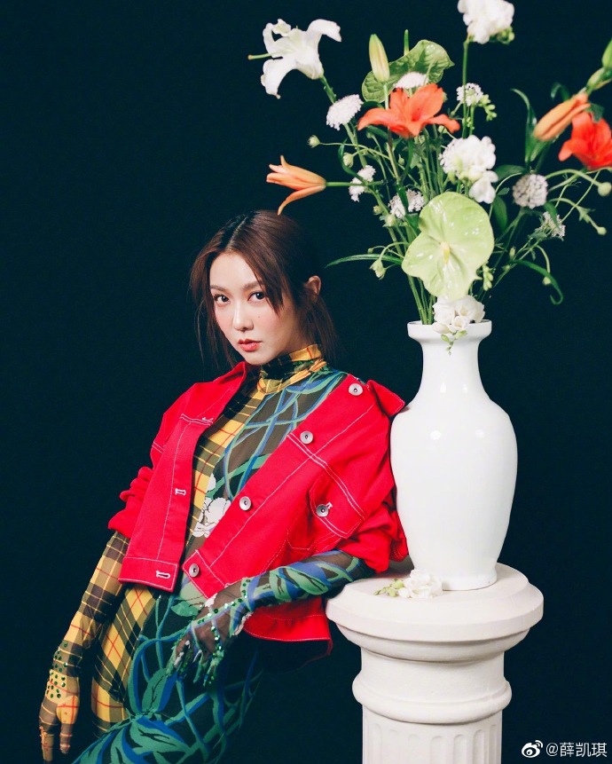 薛凯琪穿撞色连体裤诠释先锋时尚 吐舌搞怪酷劲十足