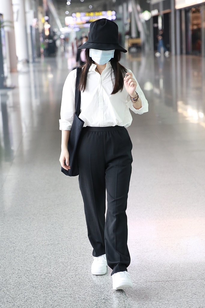 谭松韵穿黑白配清爽干净 戴渔夫帽长发披肩简单大方