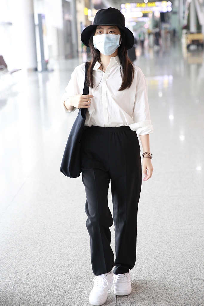 谭松韵穿黑白配清爽干净 戴渔夫帽长发披肩简单大方