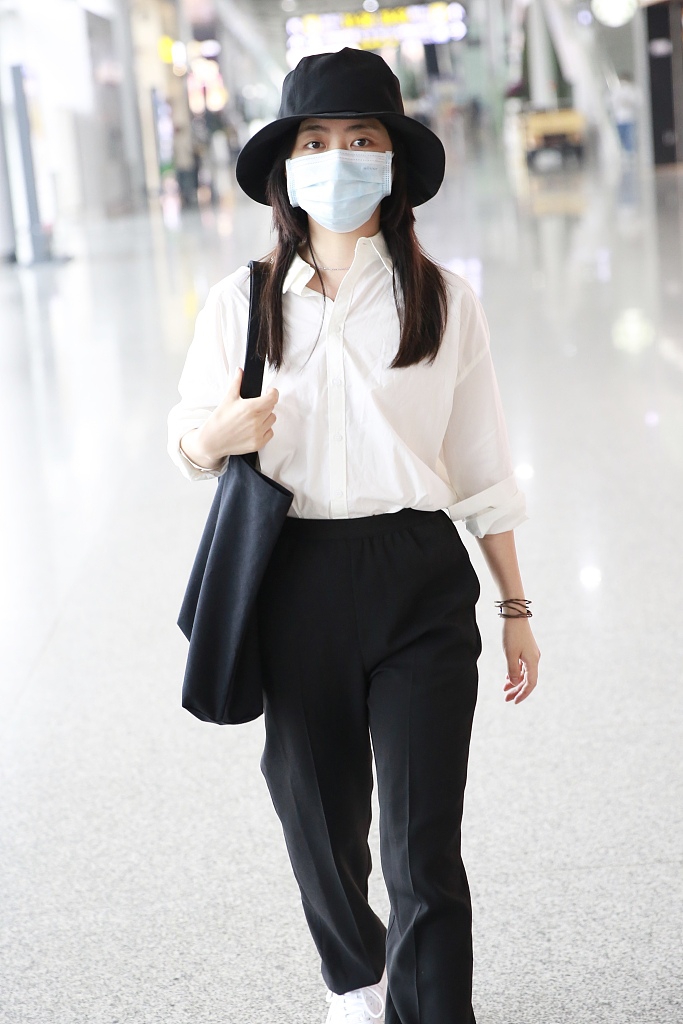 谭松韵穿黑白配清爽干净 戴渔夫帽长发披肩简单大方