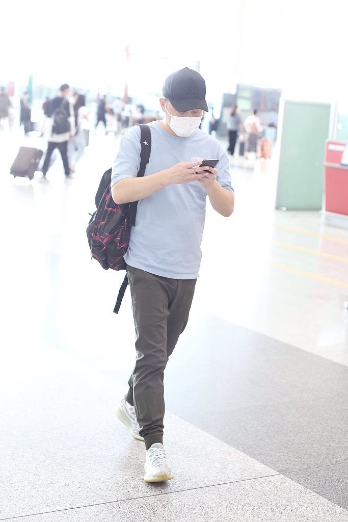 沙溢戴棒球帽踩潮鞋舒适休闲 不停打电话似业务繁忙