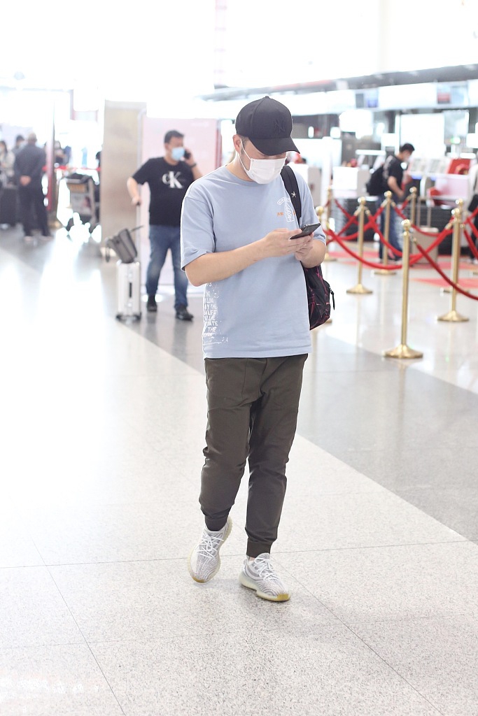 沙溢戴棒球帽踩潮鞋舒适休闲 不停打电话似业务繁忙