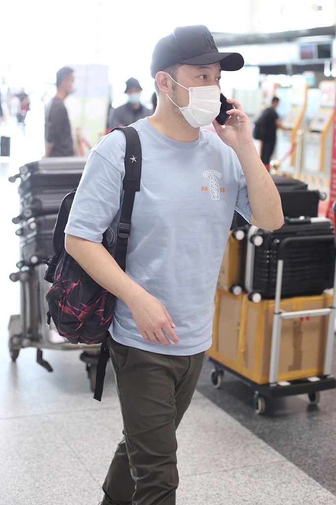 沙溢戴棒球帽踩潮鞋舒适休闲 不停打电话似业务繁忙