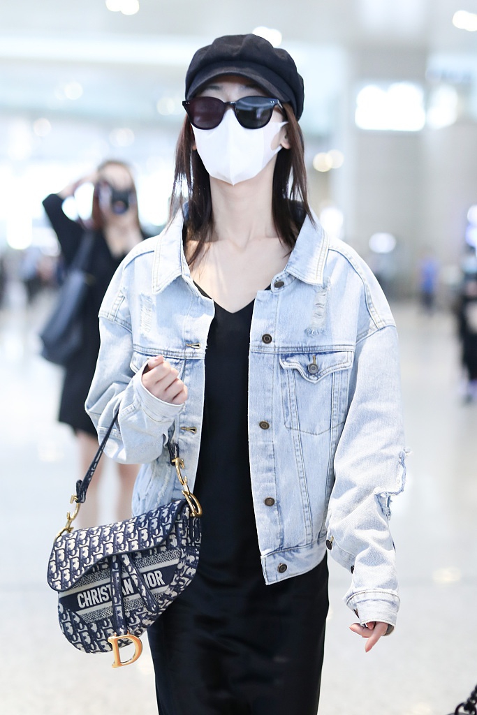 吴谨言戴个性墨镜秒变酷girl 搭配黑裙牛仔服又美又飒