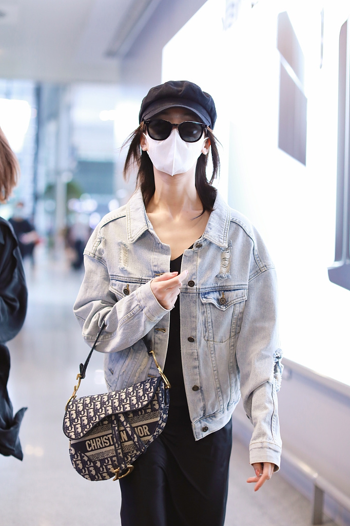 吴谨言戴个性墨镜秒变酷girl 搭配黑裙牛仔服又美又飒