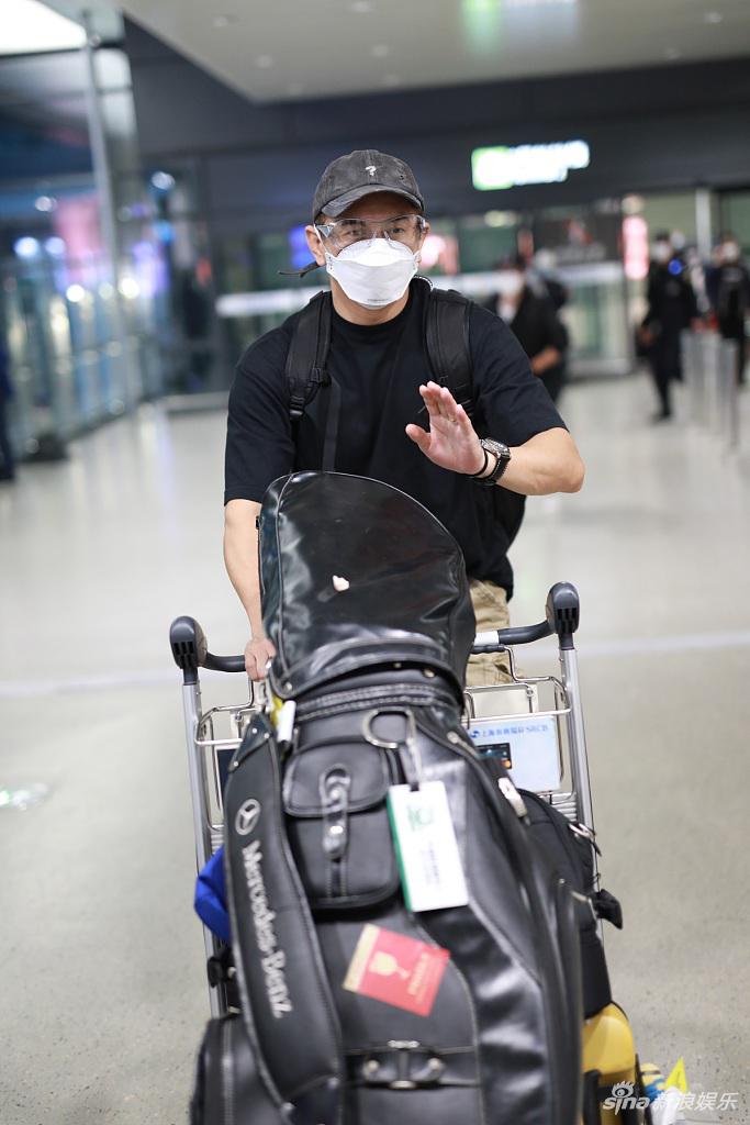 吴奇隆推一车行李腾出手打招呼 大方送粉丝签名