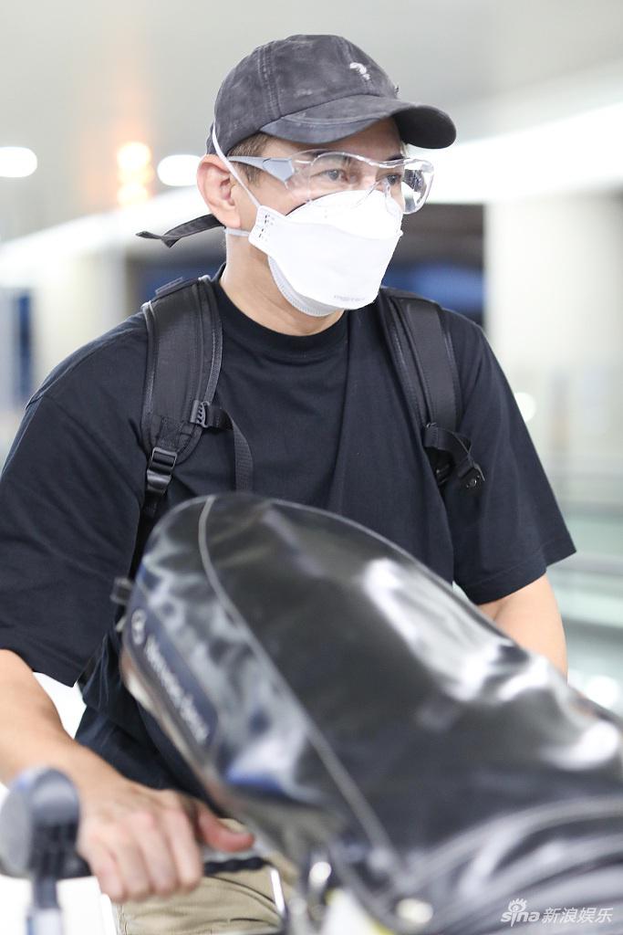 吴奇隆推一车行李腾出手打招呼 大方送粉丝签名