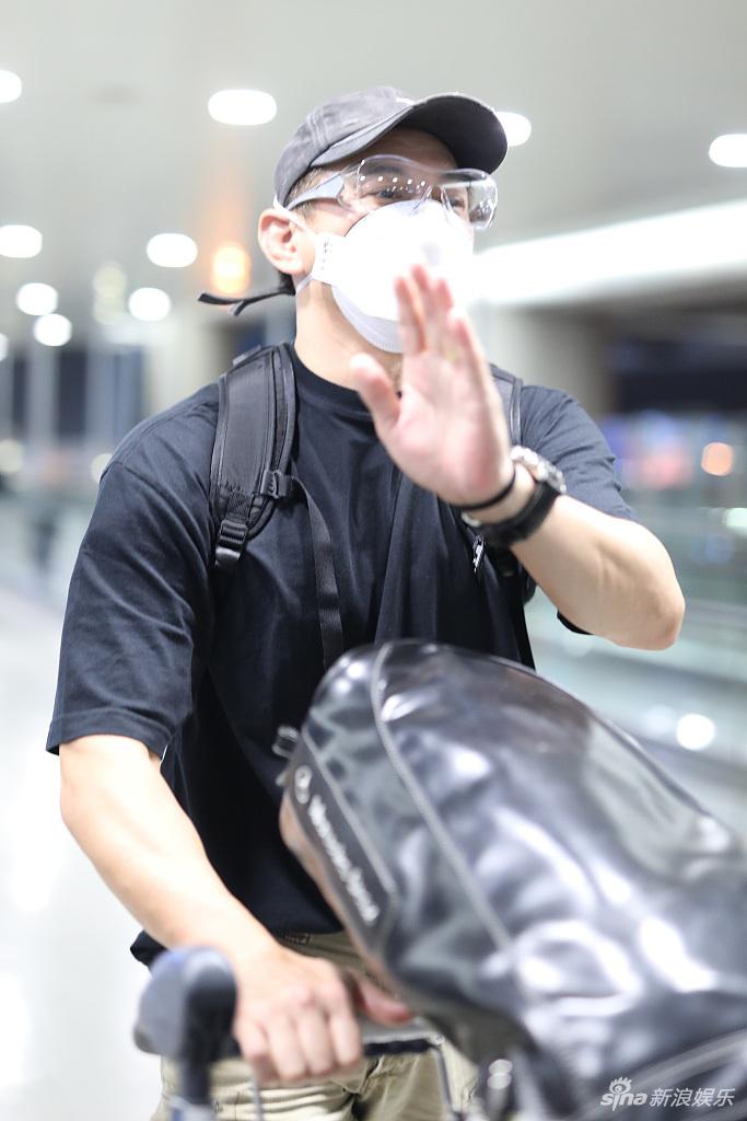 吴奇隆推一车行李腾出手打招呼 大方送粉丝签名