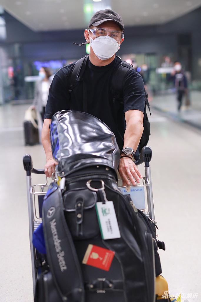 吴奇隆推一车行李腾出手打招呼 大方送粉丝签名