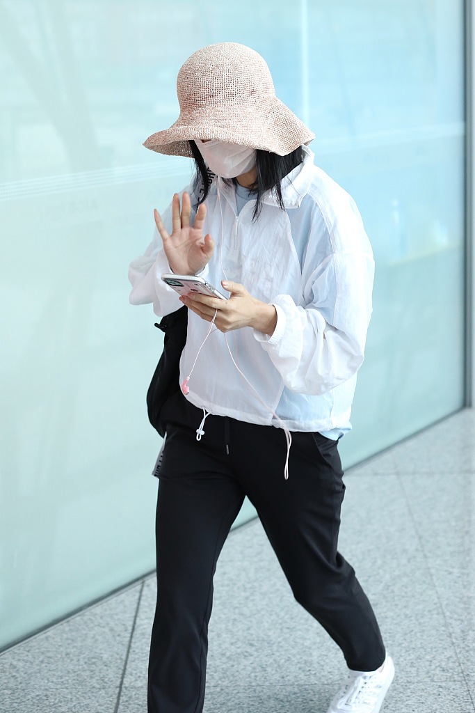 胡可赶路一身轻松玩手机 着休闲服干练戴粉嫩帽子