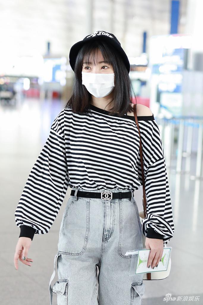 柳岩露香肩笑眼盈盈 机场偶遇费启鸣一路热聊