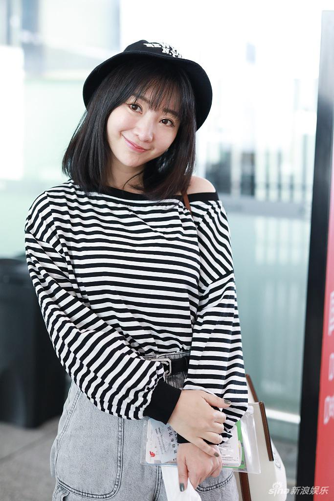 柳岩露香肩笑眼盈盈 机场偶遇费启鸣一路热聊