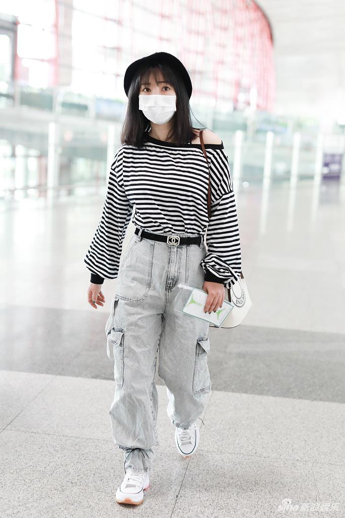 柳岩露香肩笑眼盈盈 机场偶遇费启鸣一路热聊