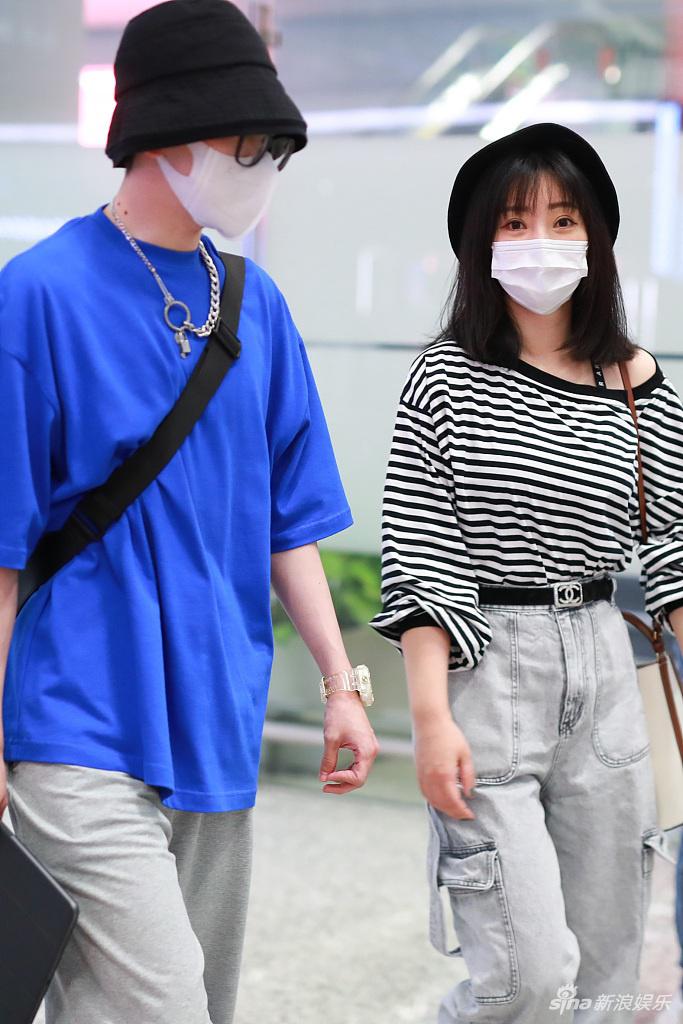 柳岩露香肩笑眼盈盈 机场偶遇费启鸣一路热聊