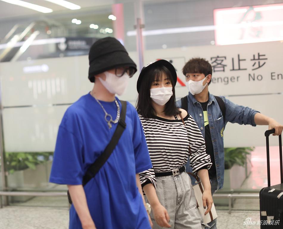 柳岩露香肩笑眼盈盈 机场偶遇费启鸣一路热聊