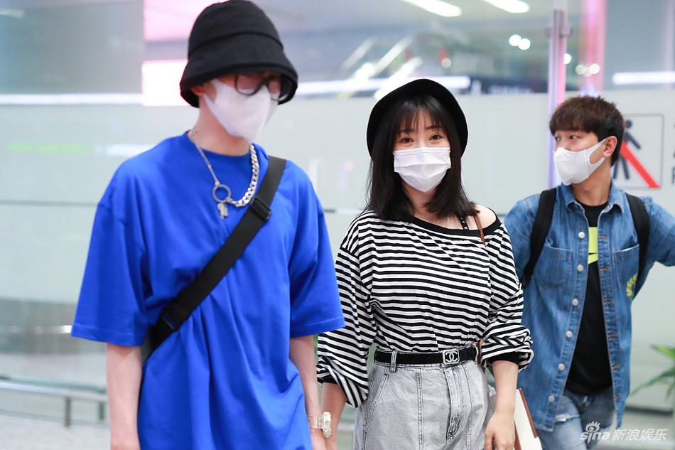 柳岩露香肩笑眼盈盈 机场偶遇费启鸣一路热聊