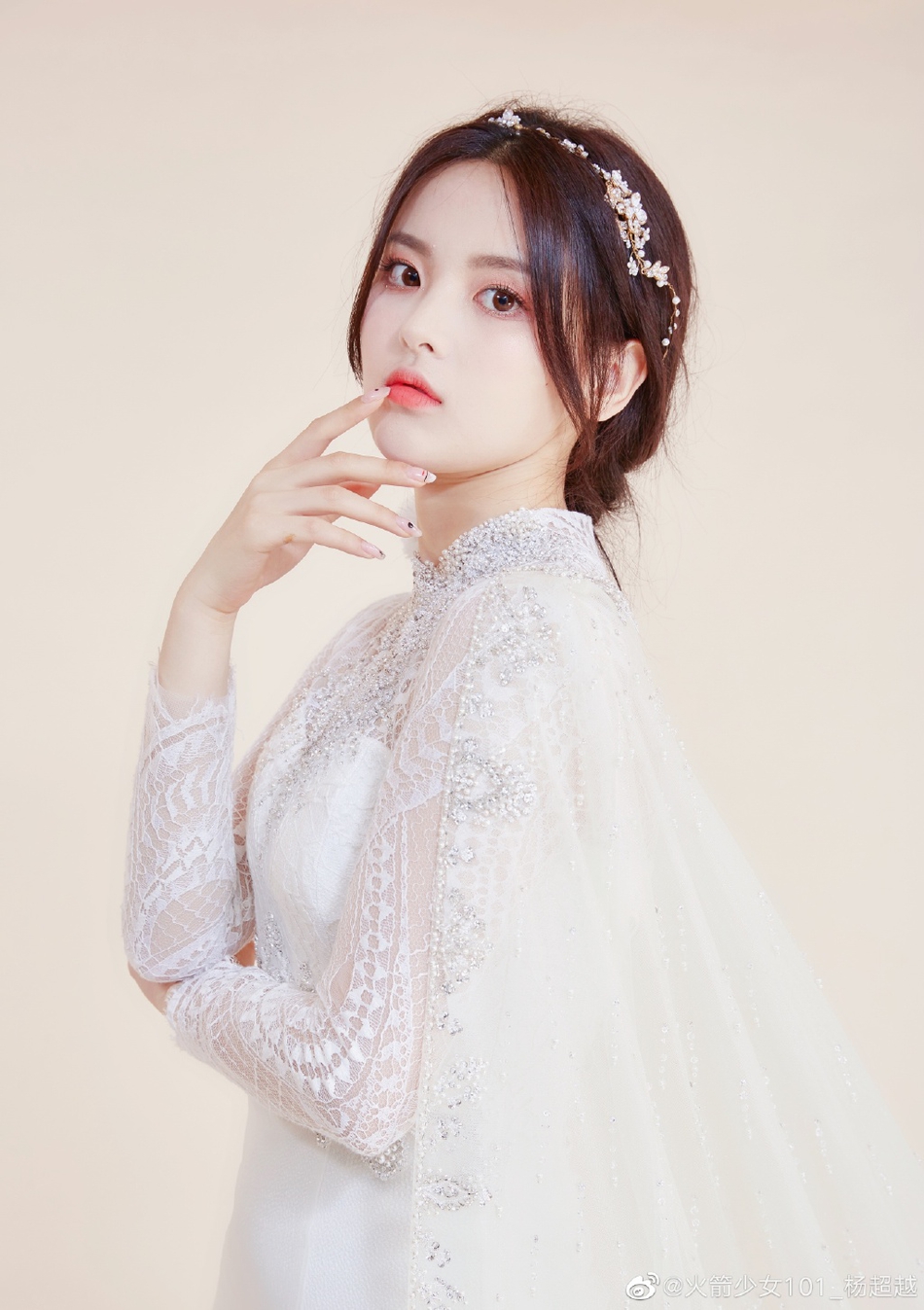 杨超越穿白婚纱尽显S型曲线 优雅长披风宛若冰雪女王