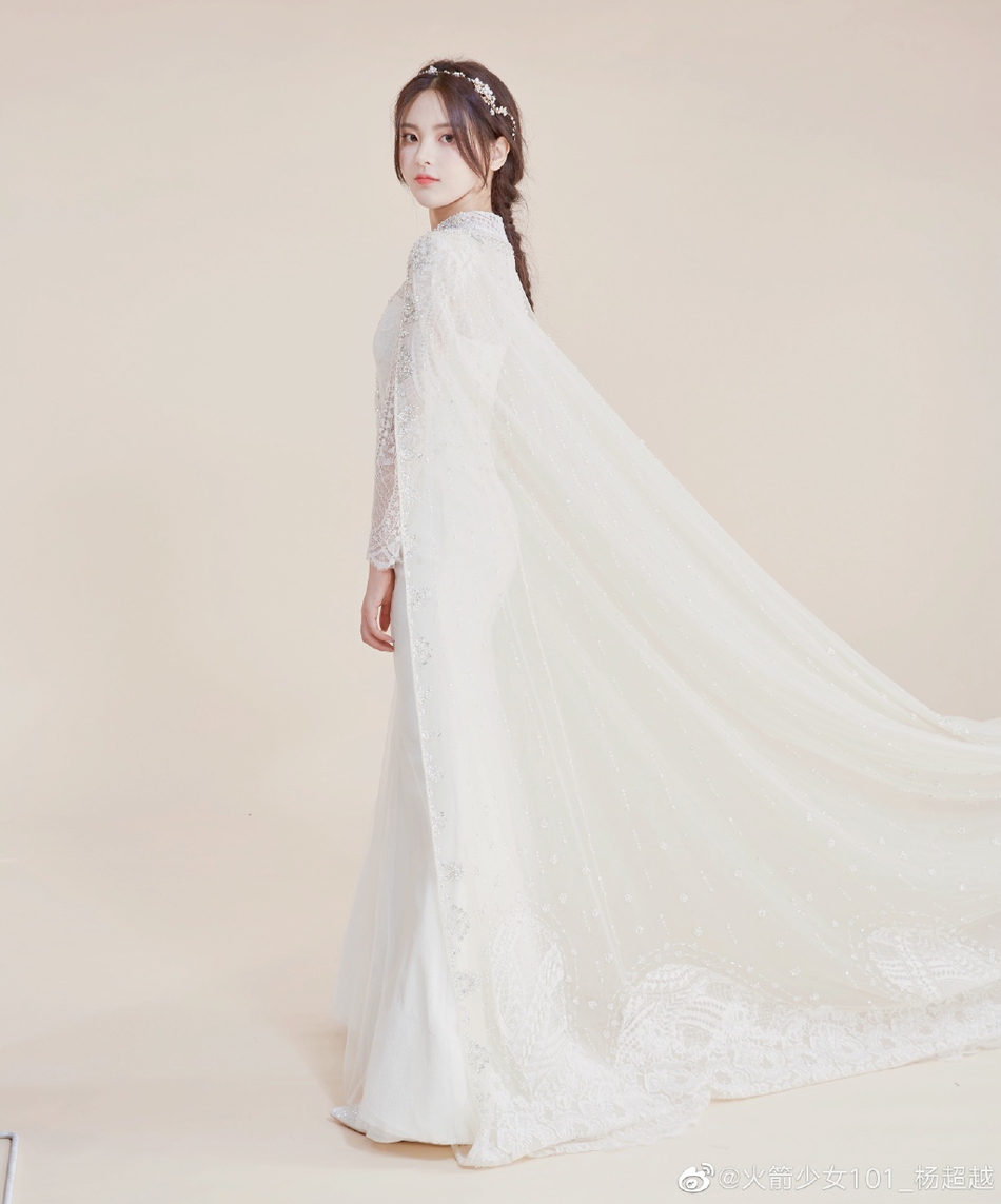 杨超越穿白婚纱尽显S型曲线 优雅长披风宛若冰雪女王