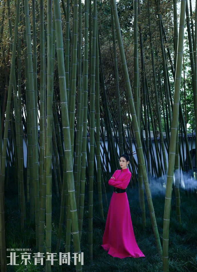 张碧晨写真挑战古风造型 竹林中戴斗笠化身冷艳女侠