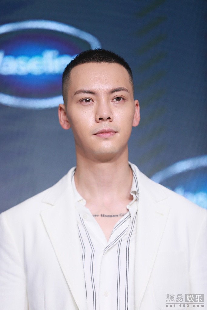 陈伟霆留寸头A炸了 一袭白衣儒雅帅气