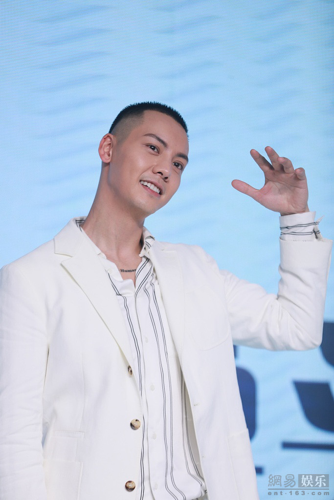 陈伟霆留寸头A炸了 一袭白衣儒雅帅气