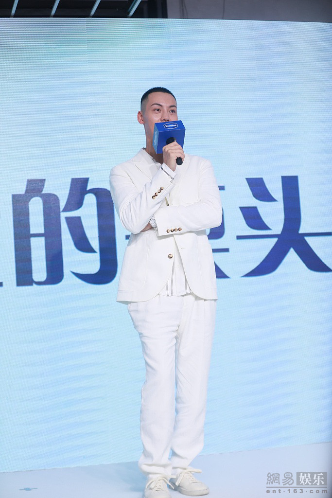 陈伟霆留寸头A炸了 一袭白衣儒雅帅气