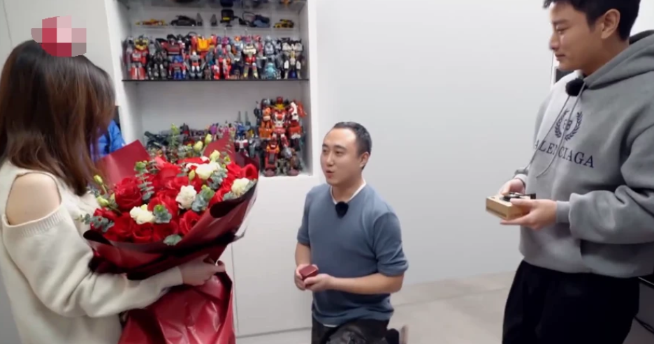 目睹别人求婚 贾乃亮情绪失控掩面而泣