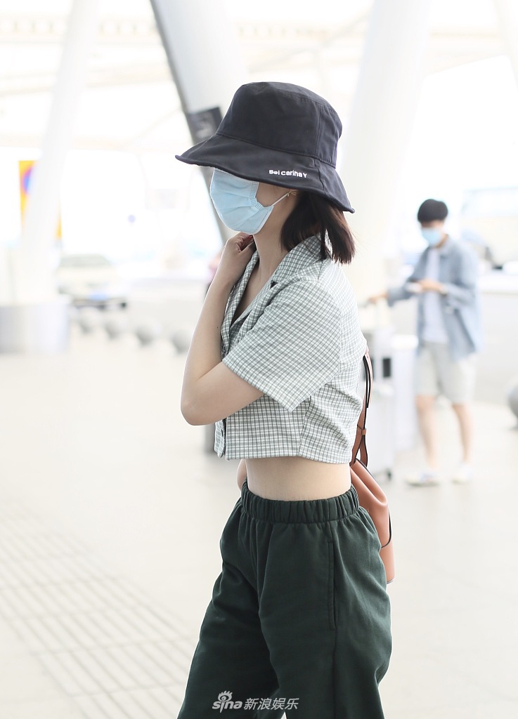 李沁穿露脐装秒变"小腰精" 工装裤配马丁靴又甜又a
