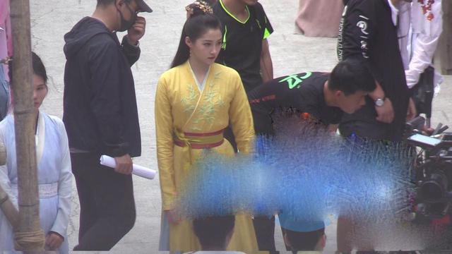 关晓彤古装新剧路透曝光淡黄长裙配娇艳红唇似人间富贵花