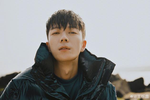 5月25日,王栎鑫在微博分享一张网友调侃李现剃寸头后撞脸自己的评论
