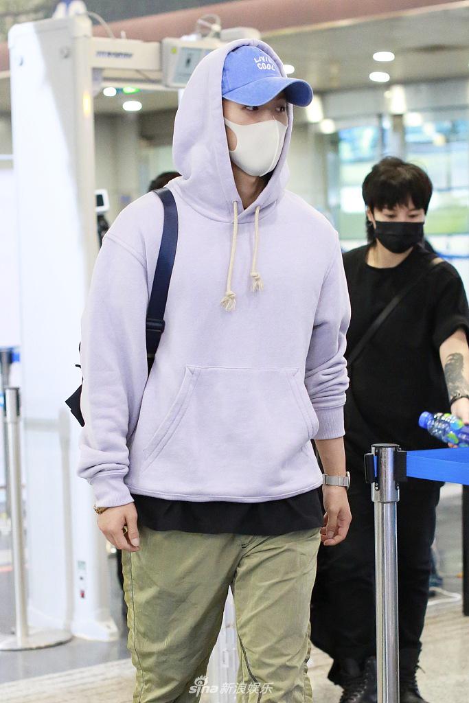 董又霖玩转叠穿化身潮范酷盖 戴两个帽子青春时尚