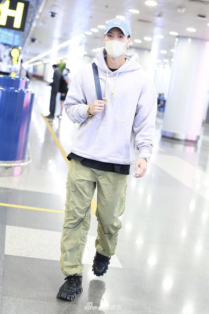 董又霖玩转叠穿化身潮范酷盖 戴两个帽子青春时尚