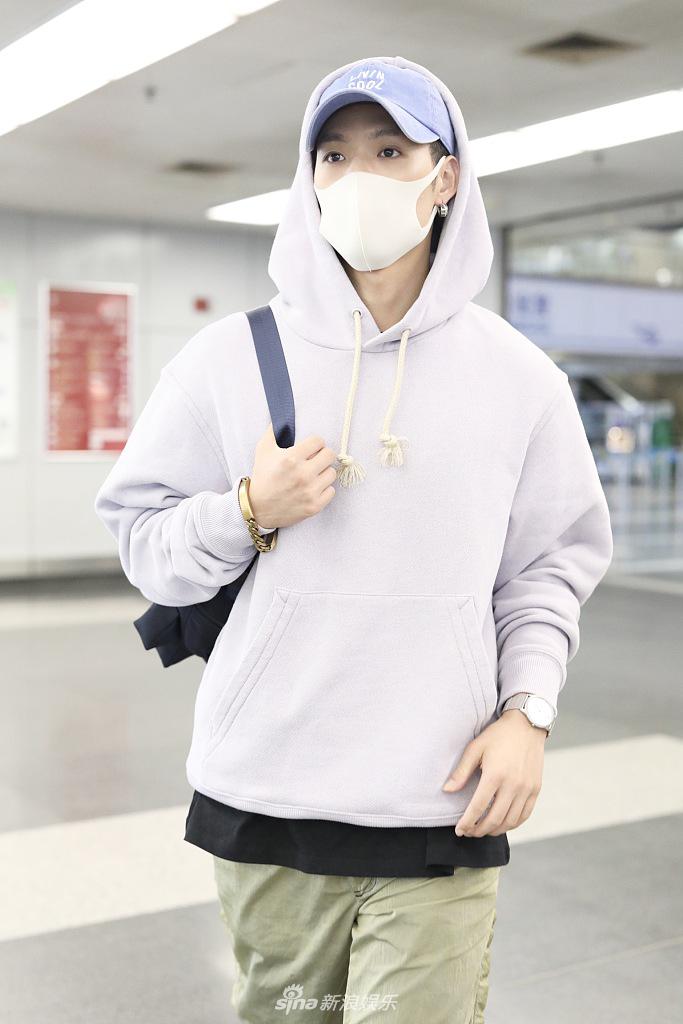 董又霖玩转叠穿化身潮范酷盖 戴两个帽子青春时尚