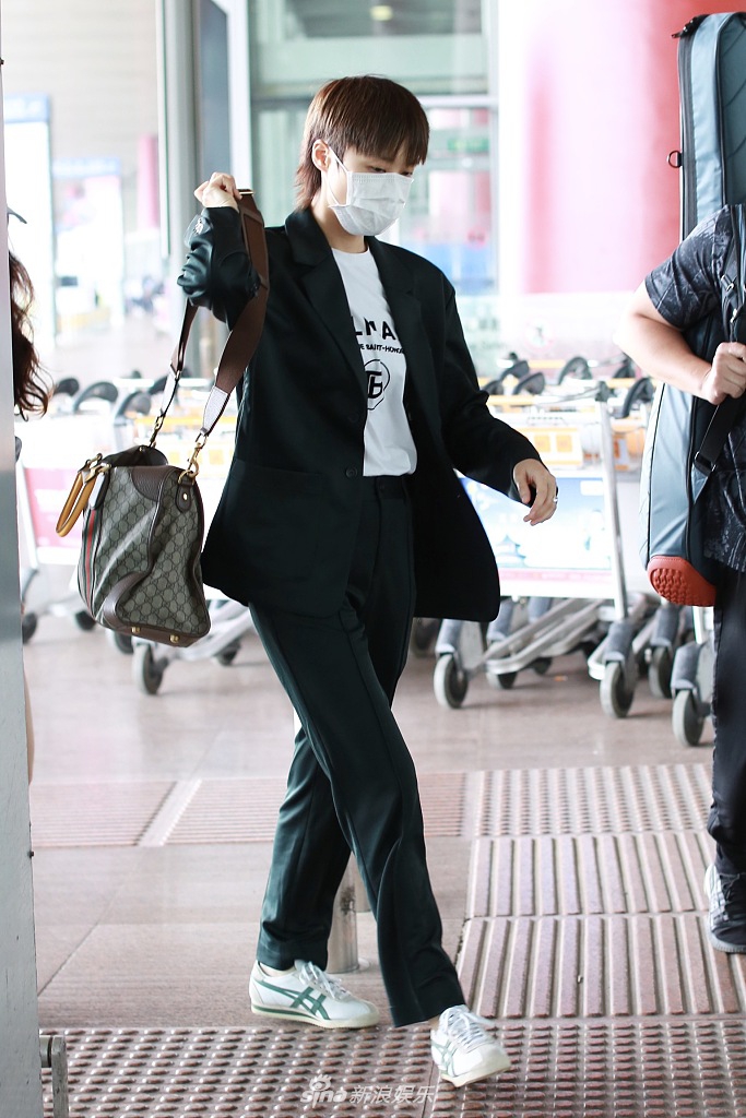 李宇春罕见穿西装休闲帅气 精英霸总范撩力十足