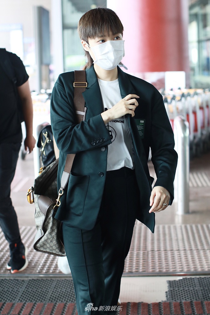 李宇春罕见穿西装休闲帅气 精英霸总范撩力十足
